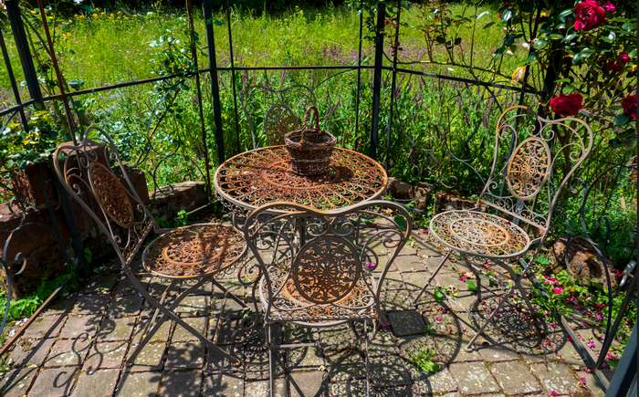Gartenmöbel aus Metall schaffen ein besonderes Ambiente und sind lange haltbar. ( Foto: Adobe Stock -  HeiSpa )