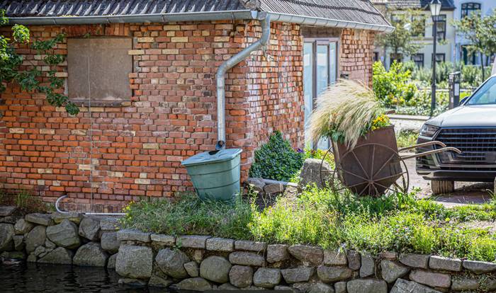 Die Regentonne ist die einfachste Methode, Regenwasser im Garten zu sammeln und zu nutzen. (Foto: Adobe Stock-sweasy)