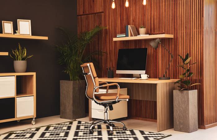 Im Grunde kommt ein Heimbüro mit einem Schreibtisch, einem Bürostuhl und der technischen Ausstattung aus. ( Foto: Adobe Stock-New Africa) 