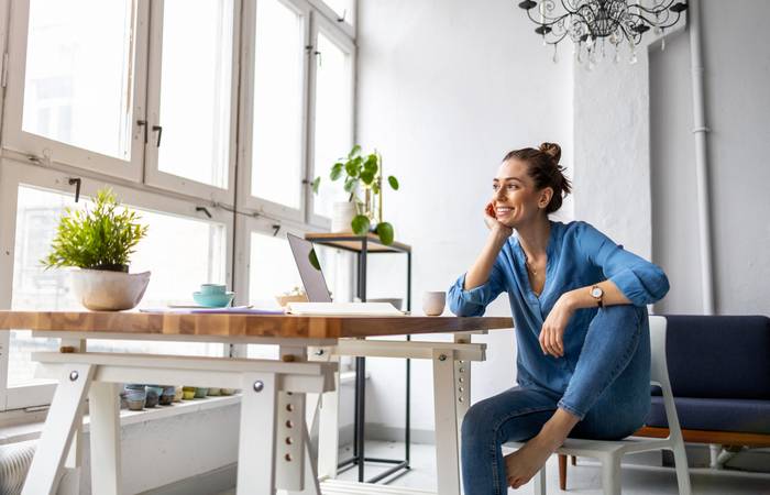 Generell wird empfohlen, den Schreibtisch nicht direkt vor das Fenster zu stellen. Zum einen ist hier die Ablenkung meist ziemlich groß, außerdem ist das Arbeiten auf Dauer für die Augen sehr anstrengend. ( Foto: Adobe Stock-pikselstock)