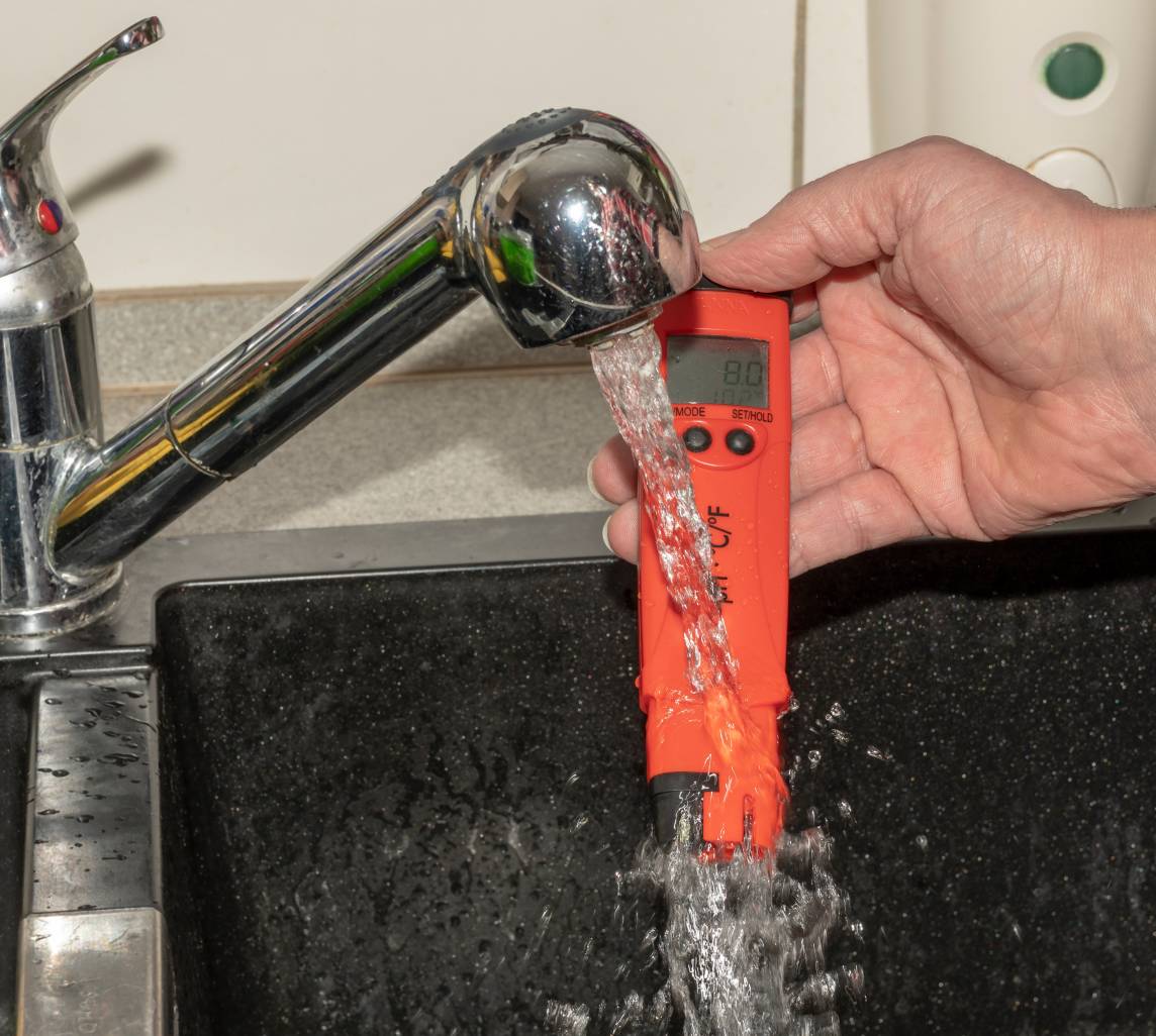 Mit einem Ph-Wert-Messgerät kann die Qualität des Leitungswassers auch zuhause geprüft werden. (Foto: AdobeStock - Mr.Stock)