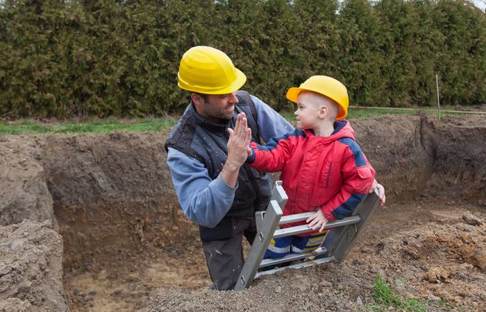 Der Bau eines Pools ist eine besondere Herausforderung für Hobby-Handwerker. Von der Planung bis zur Fertigstellung erfordert es handwerkliches Geschick, Präzision und Durchhaltevermögen. ( Foto: Adobe Stock-rades)