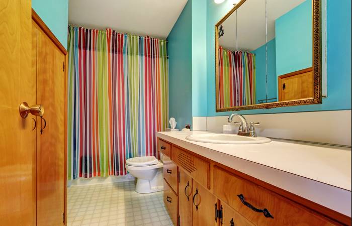 Auch der Duschvorhang kann Farbe ins Bad bringen. ( Foto: Adobe Stock-Iriana Shiyan)