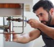 Hausreparaturen selbstgemacht: So leicht lässt sich Geld sparen (Foto: Adobe Stock- Monkey Business)