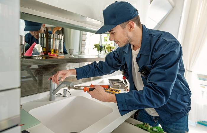 Bevor Sie mit der Installation beginnen, schalten Sie das Wasser in dem Bereich ab, in dem Sie den Wasserhahn installieren möchten. (Foto: Adobe Stock- Yakobchuk Olena)