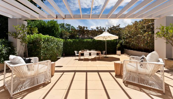 Wer es auf seiner Terrasse oder auf dem Balkon ruhig haben und vor den Blicken der Nachbarn geschützt sein möchte, setzt auf einen guten Sichtschutz. (Foto: Adobe Stock - yurmary)