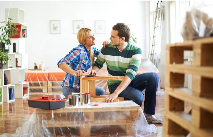 Paletten sind der perfekte Rohstoff für DIY-Möbel im Loft-Stil. ( Foto: Adobe Stock-nenadaksic_)