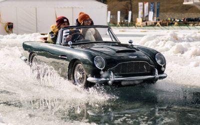 Auf dem Internationalen Concours of Elegance in St. Moritz können Autofans viel Spaß auf der Little Car Ice Driving Experience im Aston Martin DB5 Junior haben. (Foto: The Little Car Company / Ben Lewis)