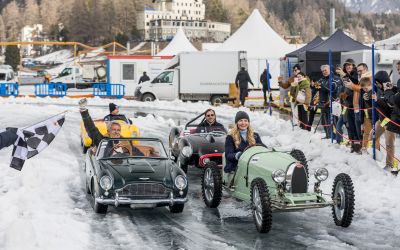 Eisiges Vergnügen: Bugatti Baby II, Aston Martin DB5 Junior und Ferrari Testa Rossa J fahren auf dem Eisparcour (Foto: <Fotograf oder Unternehmen>)