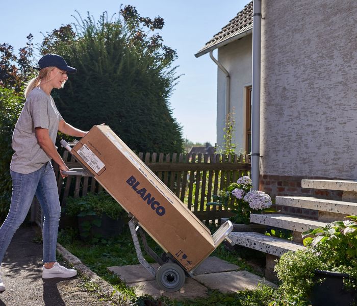 Seit 70 Jahren ist die Sackkarre von EXPRESSO ein zuverlässiger und robuster Begleiter für den Transport von Lagerboxen, Kartonagen, Getränkekisten und Fässern in verschiedenen Industrien. (Foto: EXPRESSO)