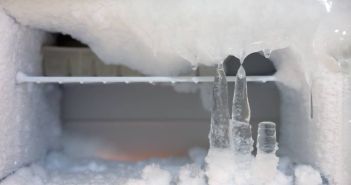 Hausmittel gegen Eisbildung im Gefrierfach: Natron, Speiseöl, (Foto: AdobeStock 274945083 Yanukit)