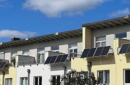 Hausratversicherung deckt Schäden an Balkonkraftwerken ab (Foto: AdobeStock - embeki 635632598)