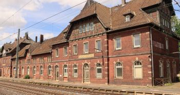 Wettbewerb "Bahnhof belebt!" sucht vorbildliche Bahnhöfe im ländlichen (Foto: AdobeStock - holger.l.berlin 450624857)