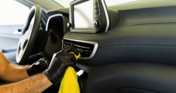 Verjüngen Sie Ihr Auto mit QUIXX - professionelle Reparatur in (Foto: AdobeStock - AntonioDiaz 629232547)