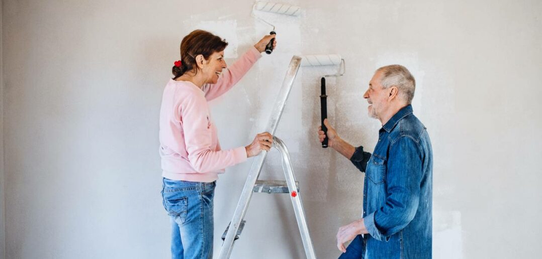 Sicheres Arbeiten auch im Alter: Die richtige Leiter für Senioren (Foto: AdobeStock - 272683479 Halfpoint)
