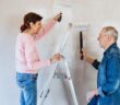 Sicheres Arbeiten auch im Alter: Die richtige Leiter für Senioren (Foto: AdobeStock - 272683479 Halfpoint)