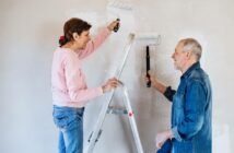 Sicheres Arbeiten auch im Alter: Die richtige Leiter für Senioren (Foto: AdobeStock - 272683479 Halfpoint)