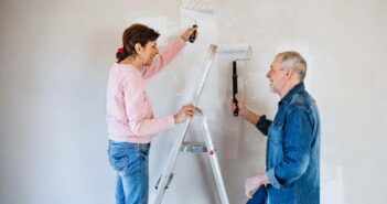 Sicheres Arbeiten auch im Alter: Die richtige Leiter für Senioren (Foto: AdobeStock - 272683479 Halfpoint)