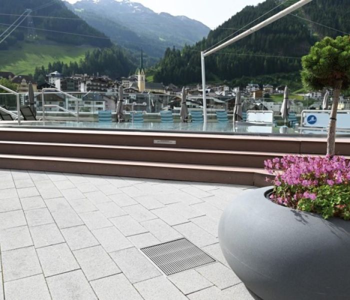 Zur Punktentwässerung: weitere 47 Drainagegullys (Foto: Richard Brink GmbH & Co. KG)