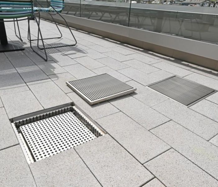 Auch bei den Drainagegullys: Längsstabroste aus Edelstahl (Foto: Richard Brink GmbH & Co. KG)