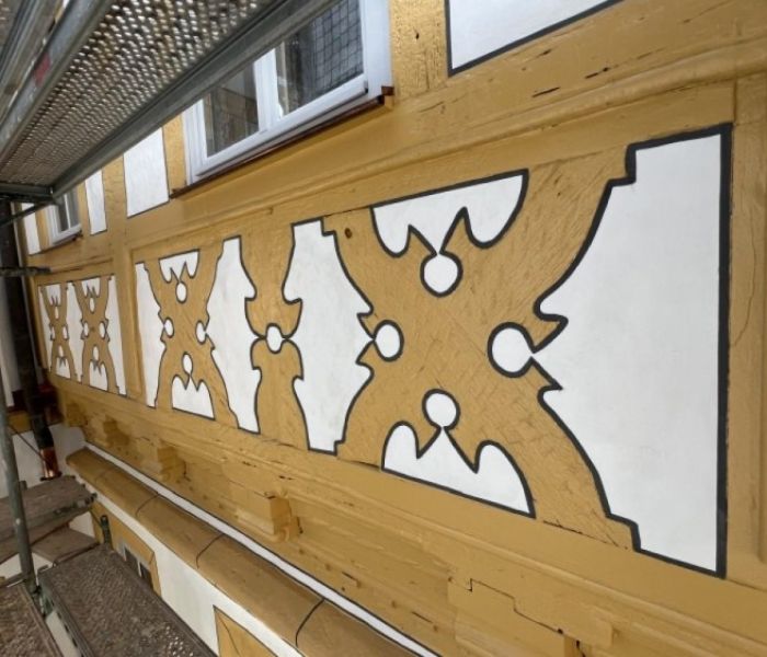 Sanierung des markanten Sichtfachwerks (Foto: Grigoleit Stein & Denkmal/ maxit)