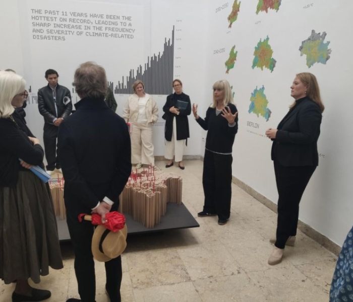Die Kuratorin Frau Nicola Borgmann beim Pre-Opening (Foto: ZinCo GmbH)