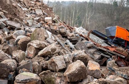 Ressourcenschonendes Bauen durch Betonrecycling senkt Kosten und Umwelteinfluss deutlich Betonrecycling mit ARJES COMPAKTOR 300 sowie TITAN 900 (Foto: ARJES GmbH)
