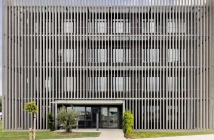 Dezentrale Lüftungslösungen reduzieren Stromverbrauch, sparen Platz und Material effektiv Donauwörther Bürogebäude vereint Holzlamellenfassade mit nachhaltiger Gebäudetechnik und (Foto: SCHÜCO International KG)