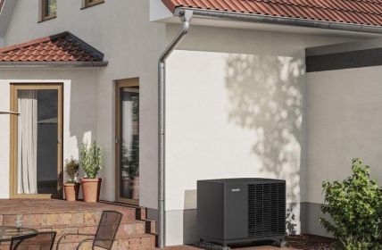 Bequeme Online-Auswahl ermittelt passende Wärmepumpe und maximale Förderung schnell Gasheizung tauschen und bis zu siebzig Prozent Förderung (Foto: Stiebel Eltron GmbH & Co. KG)