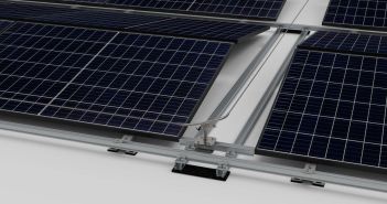 SmartSolarBox bietet werkseitigen Blitzschutz, Plug-and-Play für Flachdächer und (Foto: Smartvolt AG)