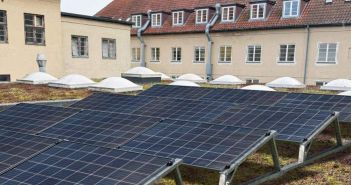 Werkzeuglose TRITON flora Lösung fixiert PV-Module sicher ohne (Foto: T.Werk GmbH)