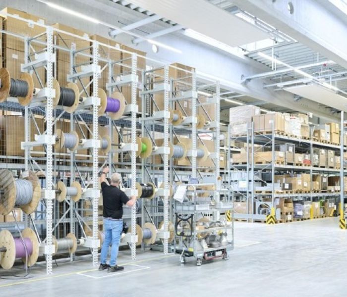 Trommelregalanlage für große, schwere Kabeltrommeln (Foto: Patric Dressel für BITO-Lagertechnik)