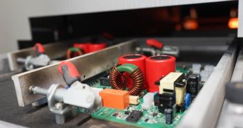 Vier Jahrzehnte Erfahrung: KNESTEL entwickelt Systeme bis 100 (Foto: KNESTEL Technologie & Elektronik GmbH)