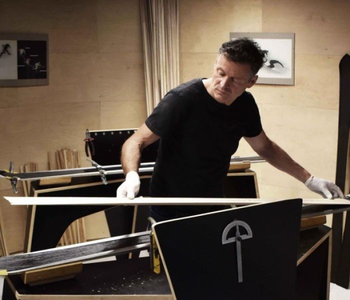 Simon Jacomet in seiner Werkstatt bei der Produktion eines Skis (Foto: Simon Jacomet)