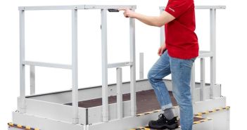 Treston präsentiert CE-zertifizierte Hubplattform für ergonomisches Arbeiten in (Foto: Treston Deutschland GmbH)